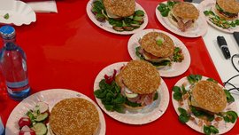 Schüler-Cup im Fleischerhandwerk auf der KarriereStart 2025 - So viele Burger, Foto: SFIV